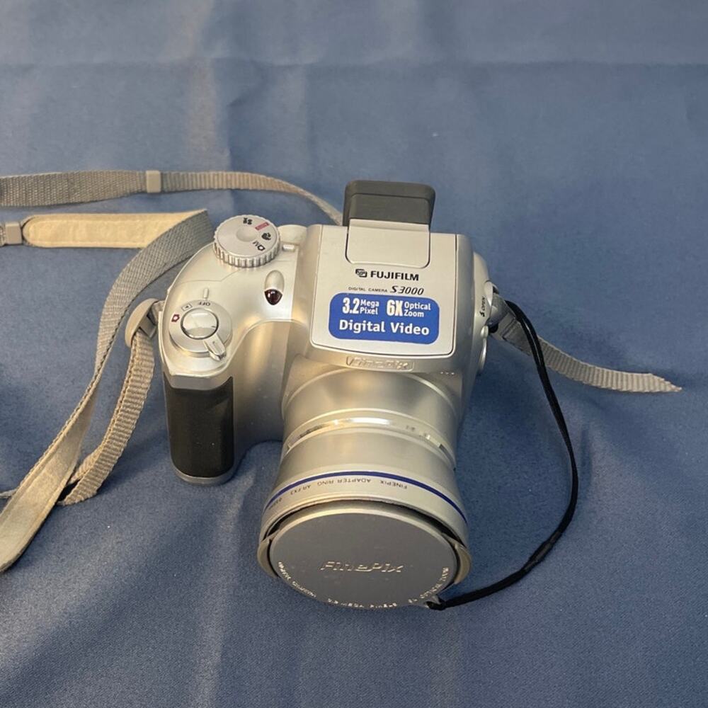 Fujifilm FinePix S3000 Digital Camera 3.2MP 6x Optical Zoom Silver Vintage Video